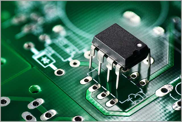 绿色印刷电路板上的电子芯片组件.jpg