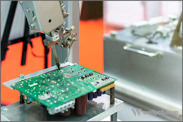 a modern automatic PCB soldering gun that does well with pad pitch issues.jpg
