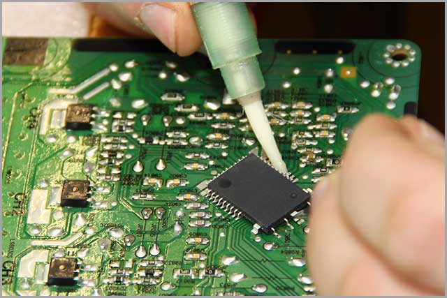 the application of flux on a PCB.jpg