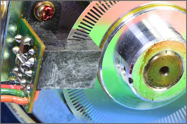 DC Motor Controller--An appearance colorful reflective surface of old DC motor and cylinder encoder.jpg