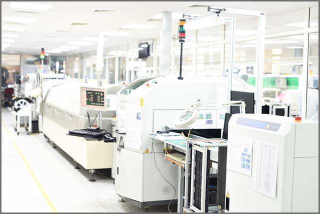 Surface mount technology is also known as SMT technology, and the picture shows an SMT production line.jpg