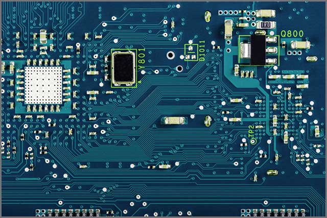 Electronic components on a PCB.jpg