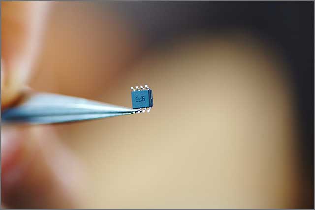Microchip生产微电子产品.jpg