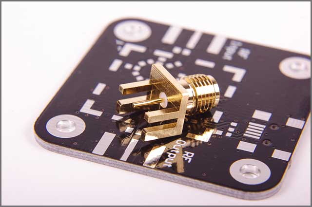 Female printed circuit board edge launch SMA connector for RF and microwave signals.jpg