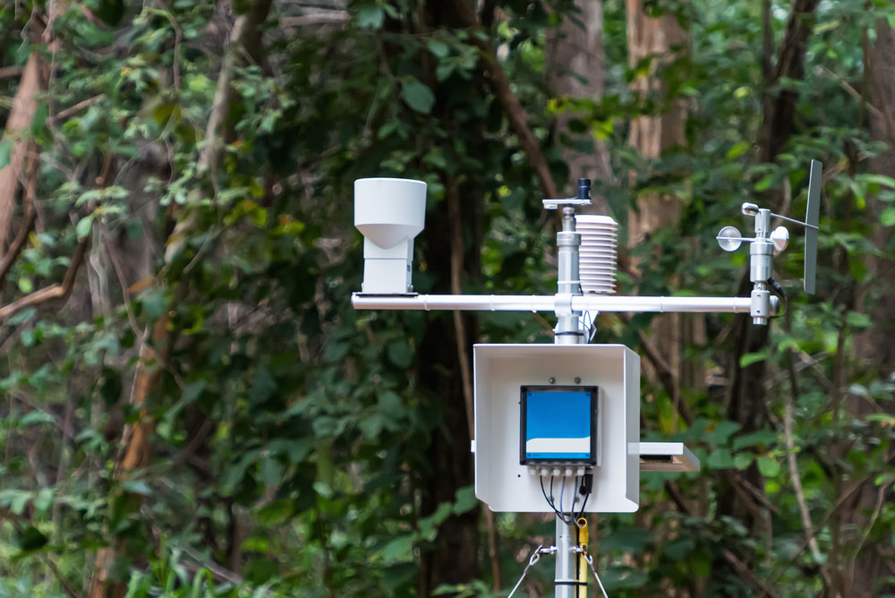 High-altitude weather station with rain sensor 