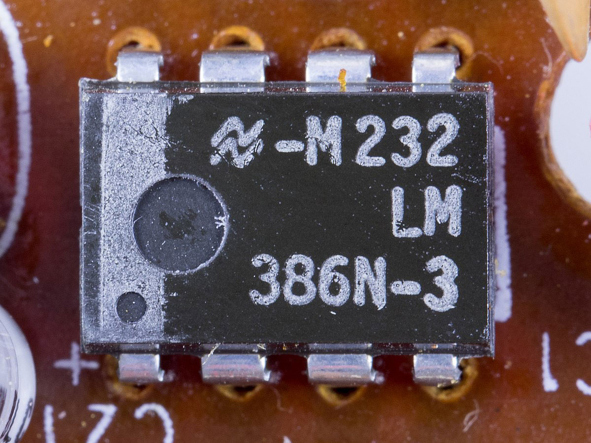 LM386 集成在一个电路上。 资料来源：维基共享资源