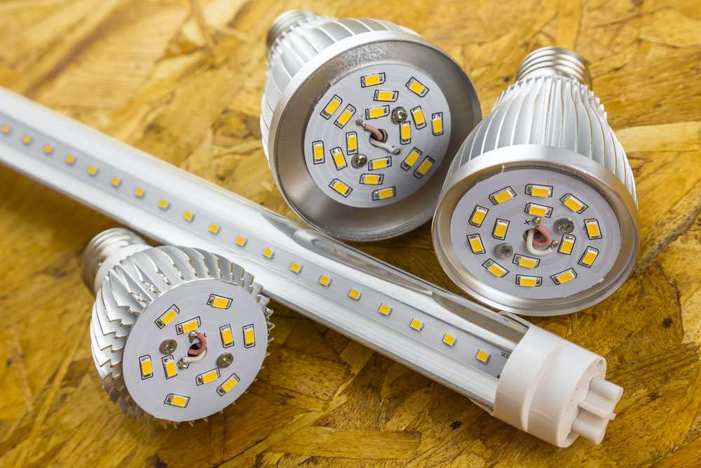DIY LED Heatsink:Remove an old iron strip choke from an LED tube light.