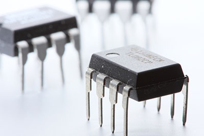a close-up photo of an operational amplifier