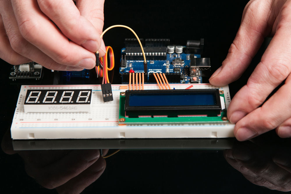 A circuit builder connecting the Arduino Uno to a breadboard