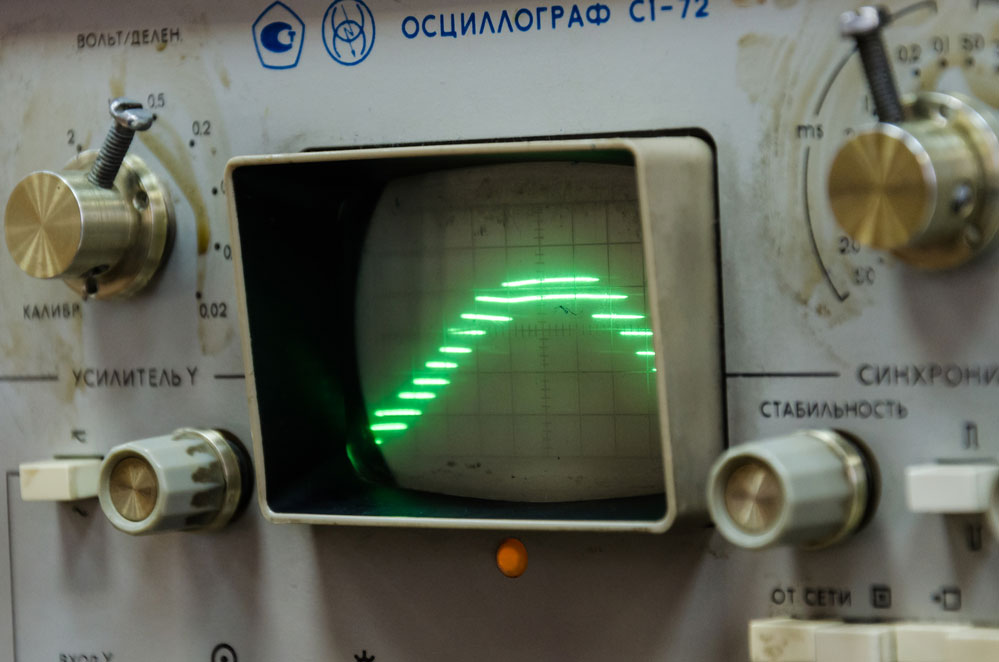 an oscilloscope showing a wave pattern