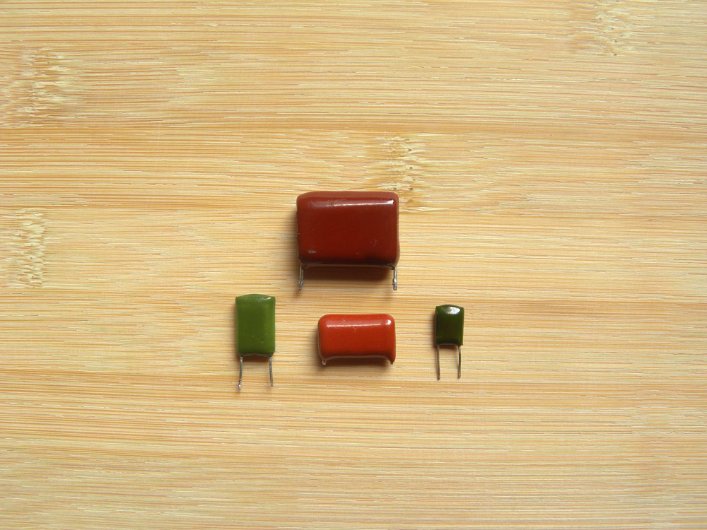 78L05 Pinout: a photo of ceramic capacitors that work with the 7815 voltage regulator