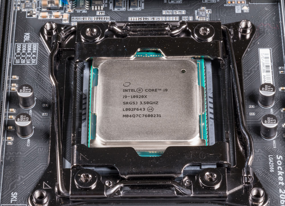 Difference Between DDR4 and DDR5: Intel Core CPU chip