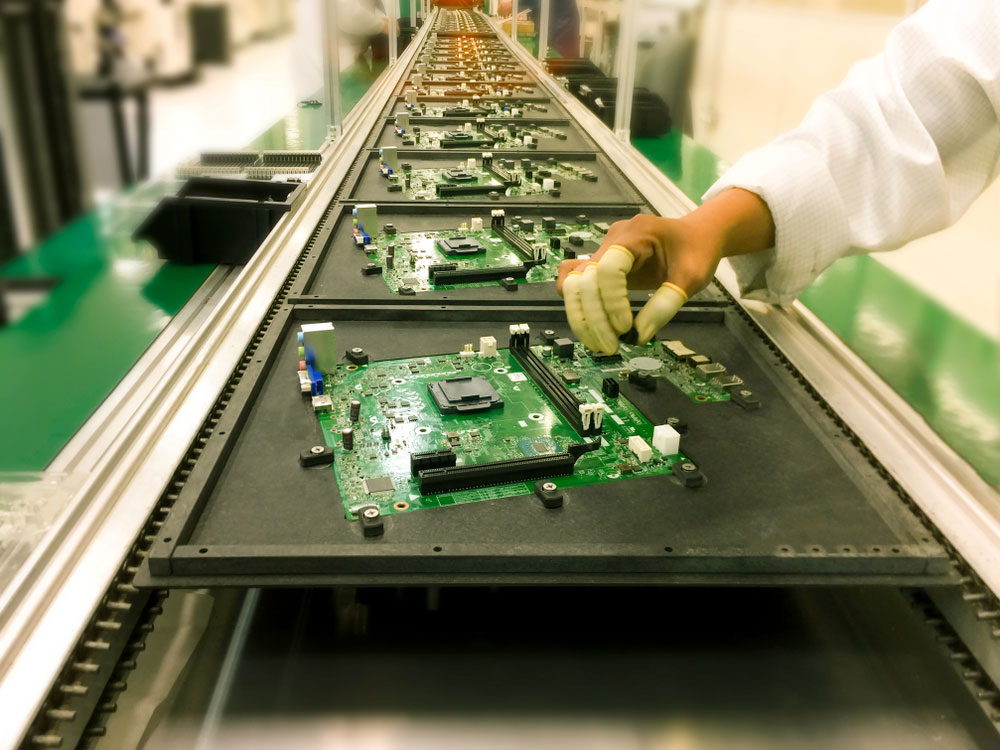 Manual insertion of electronic components on PCB assembly before wave soldering
