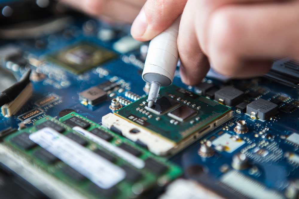 Application of thermal grease on an IC package